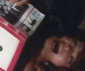 Papà gatto lotta porta a 3 alcuni