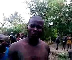 Cagna matura si masturba all'aperto ama essere guardato