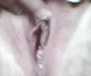 Bella bruna ottiene pestate nella sua camera da letto!