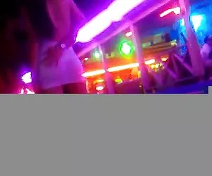 Sesso a tre, a bordo piscina