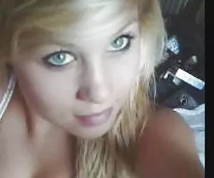 giovane Sarah con ragazzi