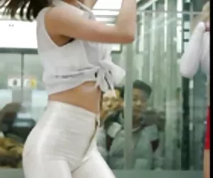 Busty dominno come barista sexy