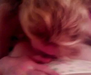 lussi breve dai capelli biondo riceve una bella scopata