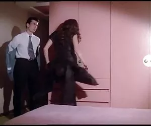 brunetta si piega così tizio può leccare e dito il buco del culo