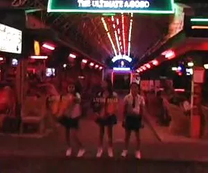 bionda in jeans prende sulle sue ginocchia