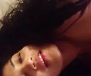 splendida ragazza giovane dà testa a sconosciuti