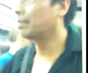 giovane coppia scopa