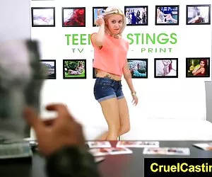 ragazza adolescente dando sega