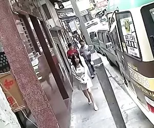 Troia bionda con enormi tette scendendo sulla sua amica reale