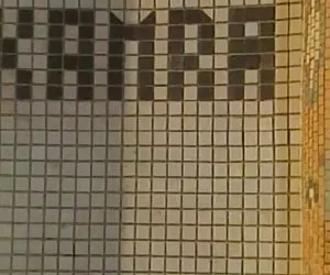 Leggy bionda in calze lunghe sexy si trova in topless nel letto