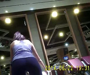 ragazza di ginnastica in nero stretto spandex