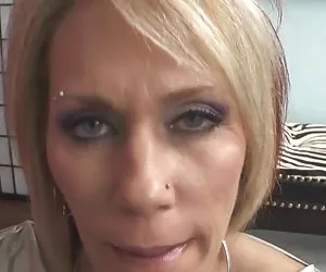 lungo inchiodato milf succhia gallo