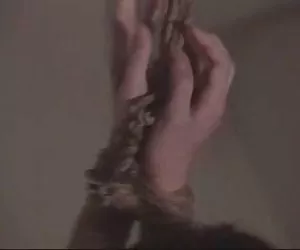 jennifer white si siede sul gallo e ottiene un carico sul suo asino