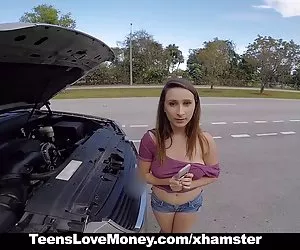 Leggy bruna viene scopata in ufficio