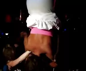 sciocca ragazza mostrando il culo peloso crack e vuoti tette cadenti