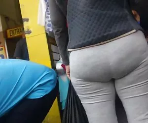 Due Strapon mamma di un ragazzo piccolo, sesso a tre