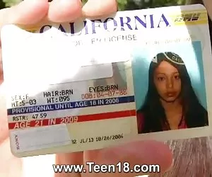 La giovane rossa Maddy ama il nero e il bianco cazzo nel suo buco