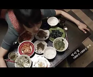 La bella ragazza bionda IR batteva, mentre il marito la guarda