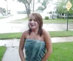 Bella bionda in un furgone