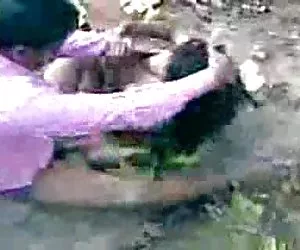 Alicia Tyler si trova in ufficio freak