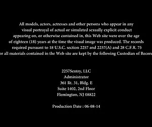 Due le ragazze giocano con l'altro