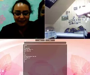 Nere troie scopano tra di loro con un enorme strap-on