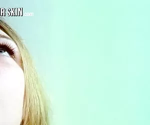 Puttana riceve cazzo nel culo e dildo in figa