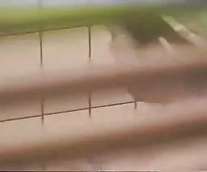 fidanzata di mattina sotto il tavolo