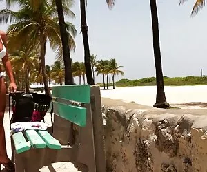 Bionda in calore riempie il suo culo con il cazzo