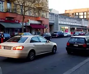 La bellezza di Tina Dolly pavimento di Dick equitazione accanto alla piscina