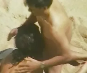 Adolescente Lesbo in azione con mature bellezze