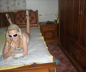 Bionda in bianco (foto)