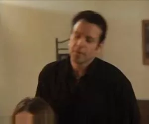 nastybabe mya diamond dando il suo uomo un bel footjob...