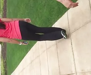 grandi capezzoli marroni &amp;amp; grande gallo marrone sulla spiaggia.