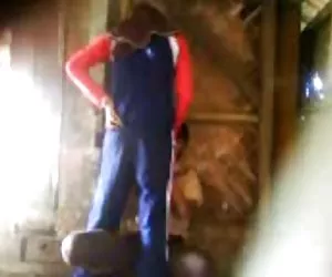 Hot teen bruna facendo qualche esercizio di gallo