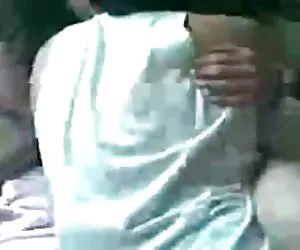 bionda con tette enormi prende sulle sue ginocchia e dà un pompino stupefacente