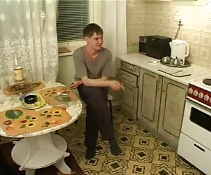 Troia amatoriale ragazza chiedendo aiuto sulla strada