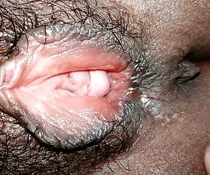 esotica bionda prende un boccone di gallo