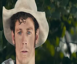 dee di Sophie gioca con la figa in suo sexy bikini rosso