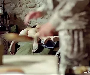 Egli raccoglie splendide donne dalla strada