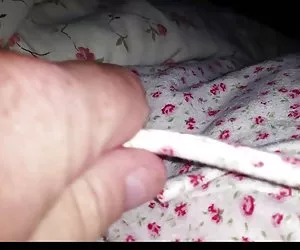 strofinando il suo ventre molle stanco, figa pelosa nel suo pigiama.