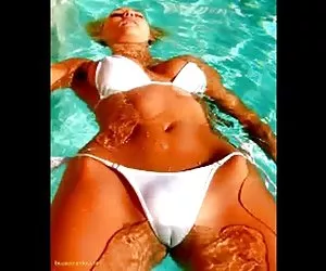 Pompino ragazza giovane dolce utilizza labbra e la lingua prima del sesso