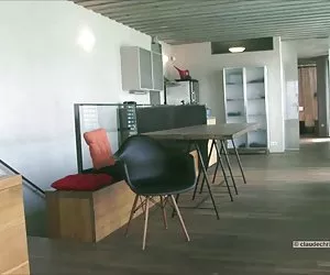 bruna in calze sexy apre le gambe per mostrare la sua fica