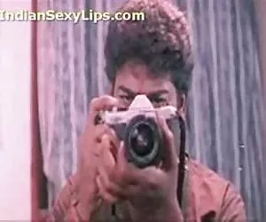 toccare le gambe in calze in un'auto