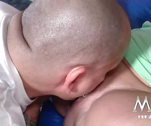 Petite milf geme rumorosamente mentre gangbanged