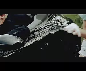 ragazza succhia soldi in un edificio abbandonato