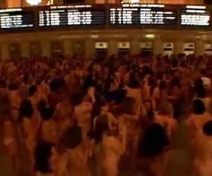 La donna, da sola crossa la voce di un uomo ..