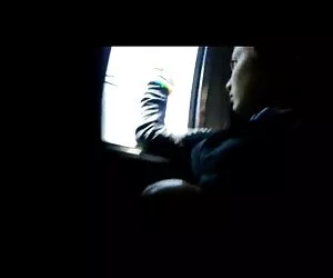 pulcino tatuato scopa spostamento del bastone della sua vettura.