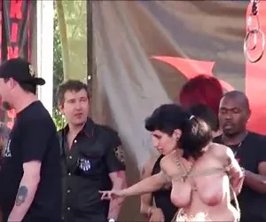 Bunny de la Cruz su strada