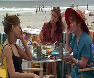 Acqua lavacristalli toccare le sue tette grandi sullo sfondo della finestra